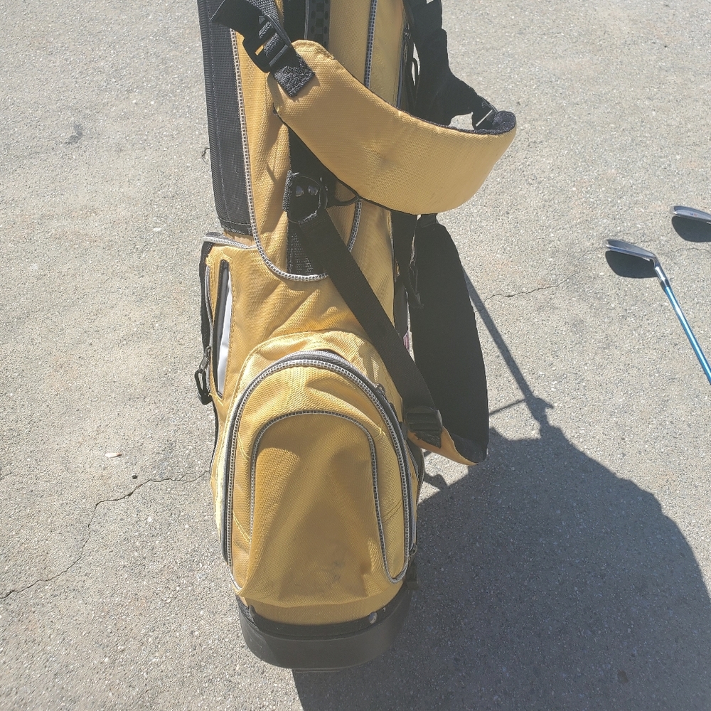 US Kids RH Tour series Golf Bag w 3 clubs